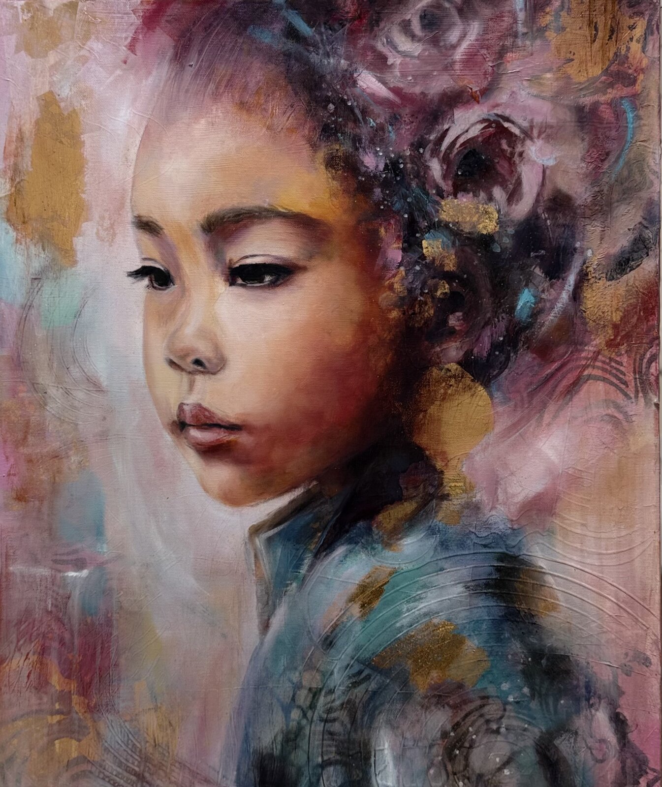 A Fleur d'Âme
Cette œuvre évoque une présence douce et silencieuse, comme suspendue entre intériorité et lumière. Le visage de l’enfant, légèrement tourné, semble habité par une sensibilité profonde, une attention délicate au monde qui l’entoure et à ce qui se passe en elle.
Les couleurs, les fleurs et les touches dorées créent autour d’elle un espace vibrant, presque intime, où la beauté apparaît par fragments. Rien ne s’impose ; tout affleure. La peinture parle de cette part fragile et précieuse que nous portons en nous, celle qui ressent avant de comprendre, qui accueille avant de nommer.
À fleur d’âme invite à regarder avec plus de douceur ce qui vit sous la surface : les émotions, les nuances, les silences, et cette beauté discrète qui nous relie au vivant.
 
Huile sur techniques mixtes sur toile 3d 
50x60cm
 
Oeuvre d'art originale unique
Certificat de vente