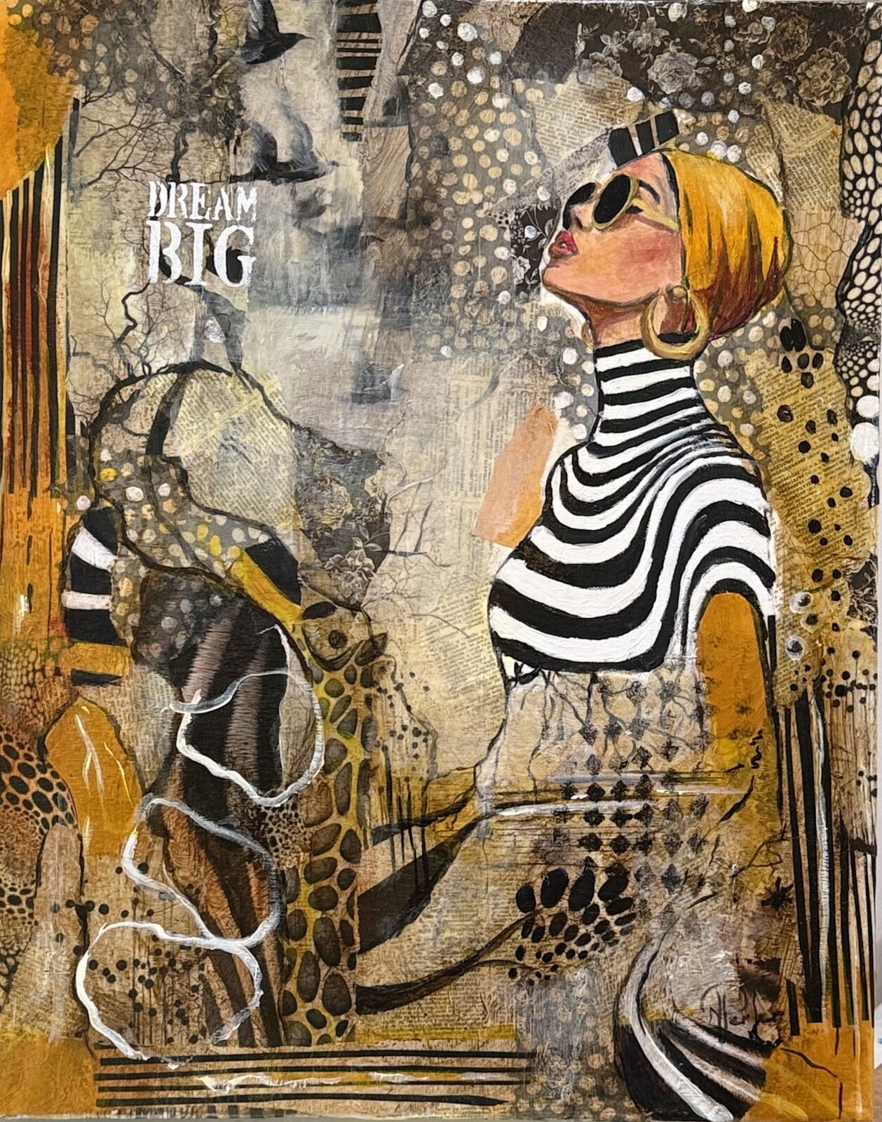 Femme Visionnaire
Cette œuvre incarne une femme qui ose regarder au-delà du visible et donner de la place à ses aspirations les plus vastes. Elle parle de vision, d’intuition et de la capacité à pressentir un chemin avant même qu’il ne devienne clair.
L’atmosphère du tableau est contemplative, élégante et ouverte. L’énergie pop lui apporte une dimension contemporaine, libre et assumée, tandis que les tons terreux, les textures et les motifs organiques la relient aux racines, aux cycles naturels et à une forme de sagesse ancienne.
Cette rencontre entre l’avenir et la mémoire donne à l’œuvre une sensation d’expansion. Elle rappelle que rêver grand ne consiste pas seulement à imaginer davantage, mais à écouter une direction intérieure et à lui faire confiance.