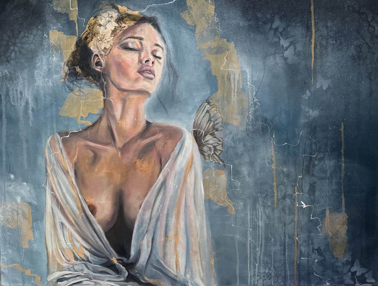 L'Etreinte de L'Infini
Ce tableau parle d’un geste intérieur simple et immense à la fois : celui d’une femme qui s’abandonne à la vie avec une vulnérabilité assumée, et une force tranquille qui ne fait jamais de bruit.
Les yeux clos, elle se relie à cette part d’elle qu’elle connaît depuis toujours — une connexion intérieure qui ne se prouve pas, qui se reconnaît.
Dans ce silence, la paix remonte.
Une paix qui ne vient pas du monde, mais de la mémoire profonde des femmes, cette mémoire collective, innée, qui porte la vie, répare sans éclat, et maintient la beauté même quand tout va trop vite.
Dans L’Étreinte de l’Infini, elle se dépose.
Elle se souvient.
Elle laisse la vie la traverser pour mieux ramener au dehors ce qu’elle porte en elle : l’harmonie, la douceur, la force calme qui apaise.
Huile sur techniques mixtes sur toile 3d
80x60cm