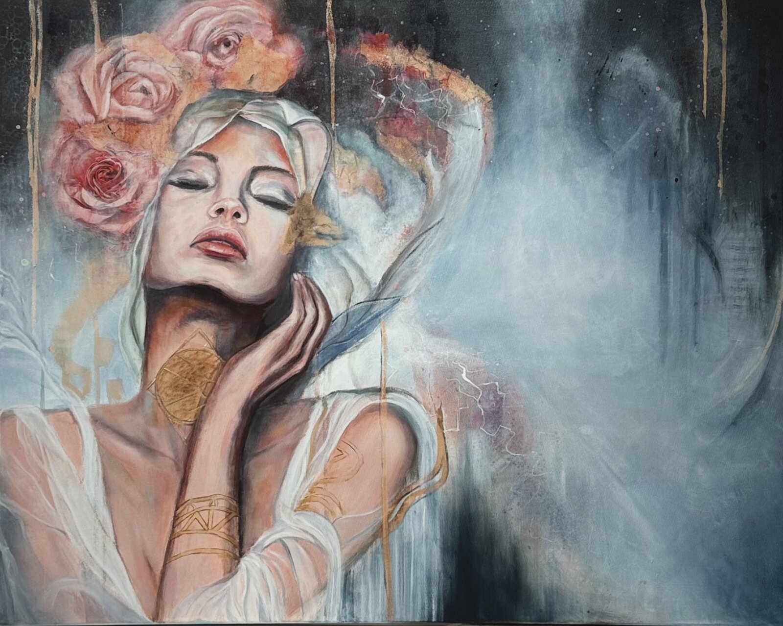 Essence Féminine
Cette œuvre invite à un voyage au cœur de la puissance féminine sacrée. Sur cette toile de grand format, une figure mystique emerge d'un univers où se mêlent douceur et mystère. Couronnée de roses délicates, elle incarne cette sagesse intérieure qui transcende le visible pour toucher l'essence même de la féminité.
La technique mixte permet ici un jeu subtil entre matière et lumière. Les couleurs vaporeuses se fondent dans des dégradés dorés qui évoquent la transcendance, créant une atmosphère enveloppante où le terrestre rencontre le céleste. Chaque texture participe à cette alchimie visuelle qui caractérise l'univers artistique de cette collection.
L'arrière-plan abstrait anime la composition de ses mystérieux dégradés, tandis que les symboles qui ornent le corps de la figure enrichissent la dimension spirituelle de l'œuvre. Ces éléments iconographiques, intégrés avec délicatesse, transforment le portrait en véritable miroir de notre propre quête intérieure.