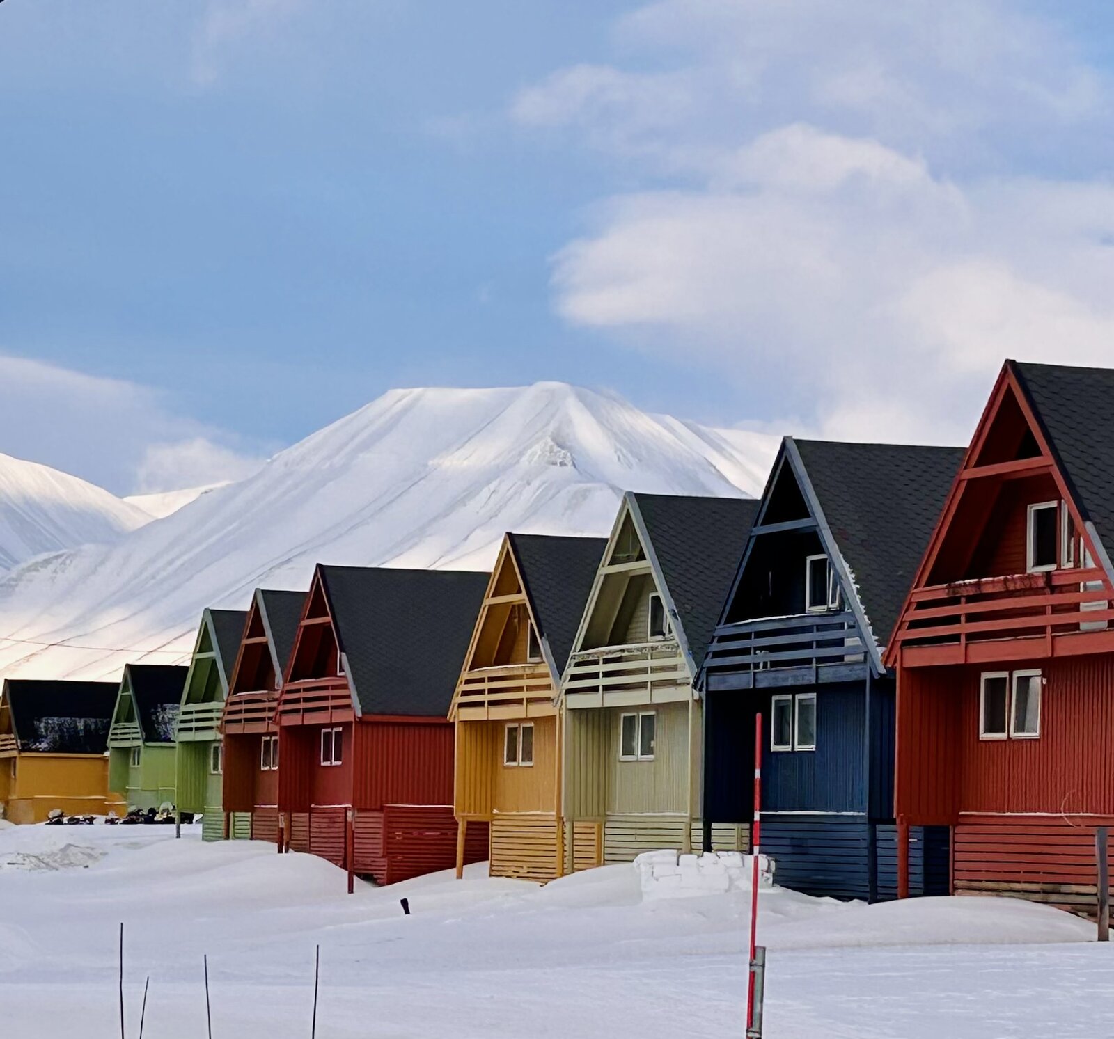 Colors on the snow.
Longyerbean, Svalbard -2026
