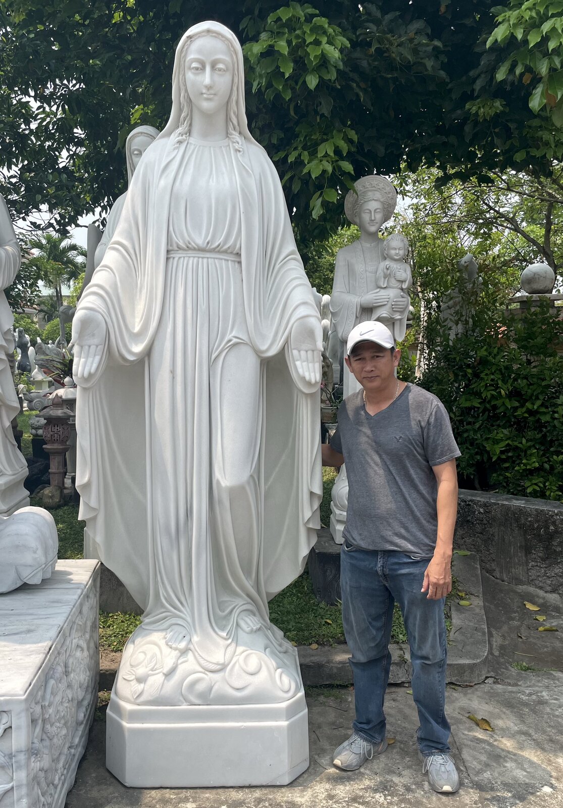 White marble statues of St.Maria, CNC combined with the manual work.